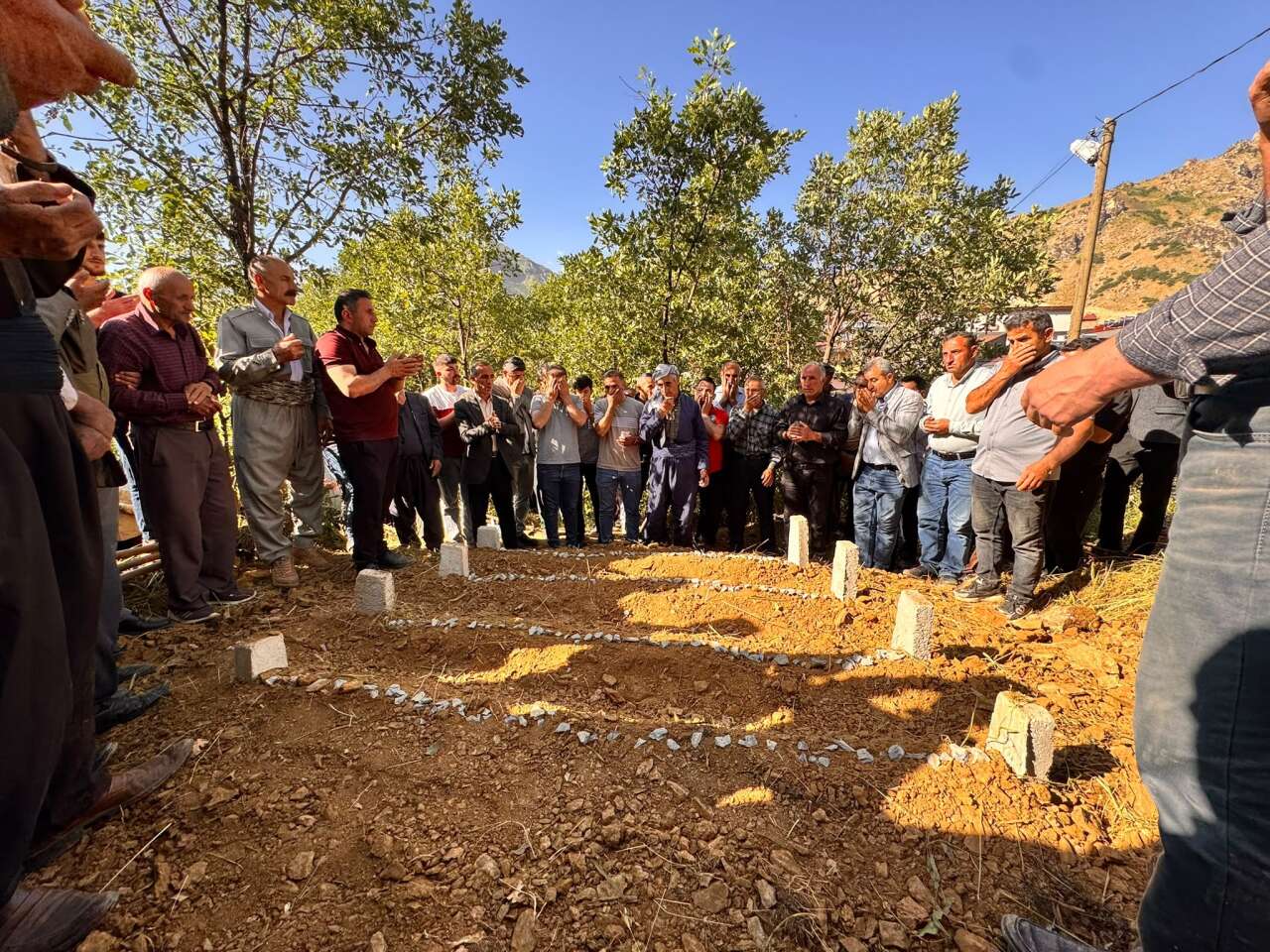 Uzman çavuşun katlettiği aile yan yana toprağa verildi 12